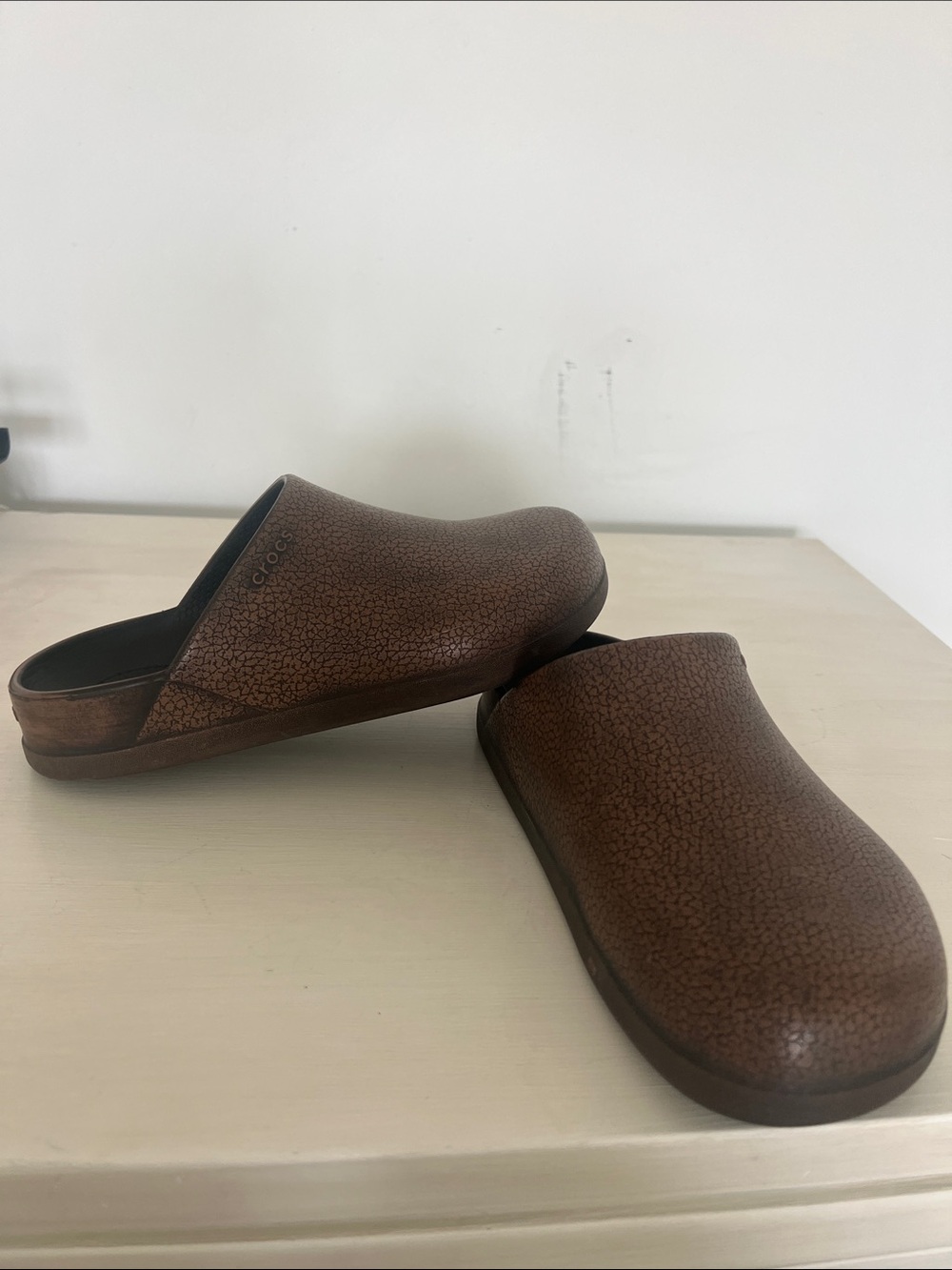 CROCS Men's Brown Cracked-Texture Slip-On Clogs